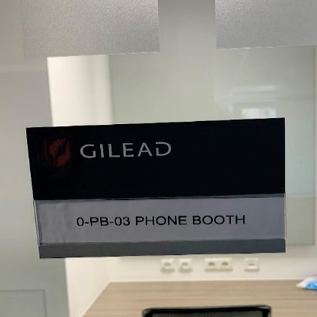 PHONE BOOTH INSIDE ARTICLE 450X600